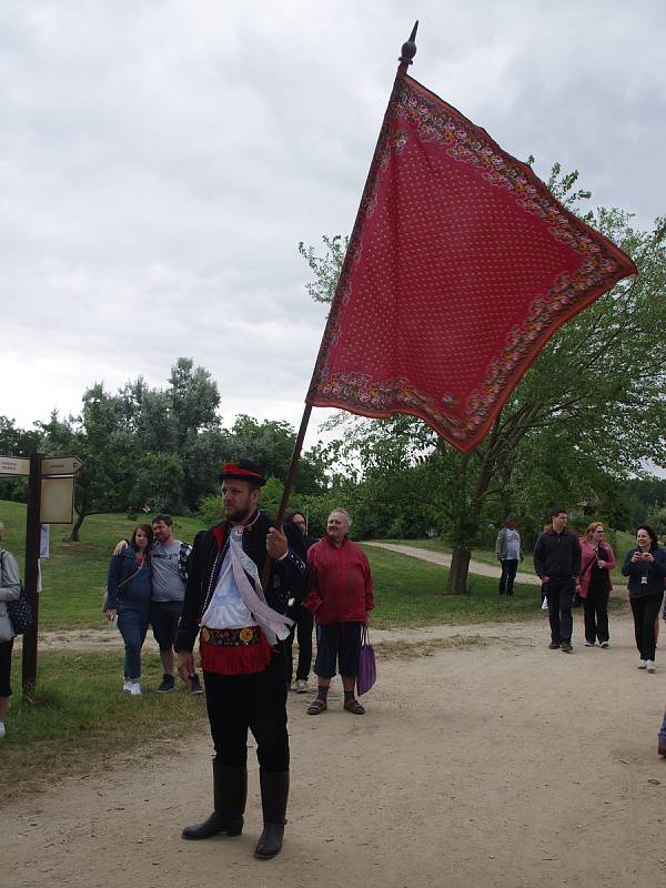 Strážnice o víkendu žila třiasedmdesátým folklorním festivalem. Jak slaví své hody, přijeli do Strážnice předvést krojovaní z Vracova.