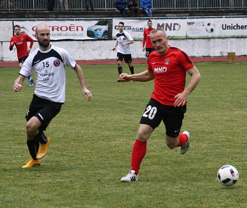 Fotbalisté Hodonína prohráli ve šlágru 17. kola divize D s Uherským Brodem 4:5 a v čele tabulky už mají pouze tříbodový náskok.