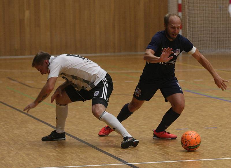 Hodonínští futsalisté (tmavě modré dresy) v osmifinále poháru zdolali prvoligové České Budějovice 8:3 a postoupili mezi nejlepších osm týmů.
