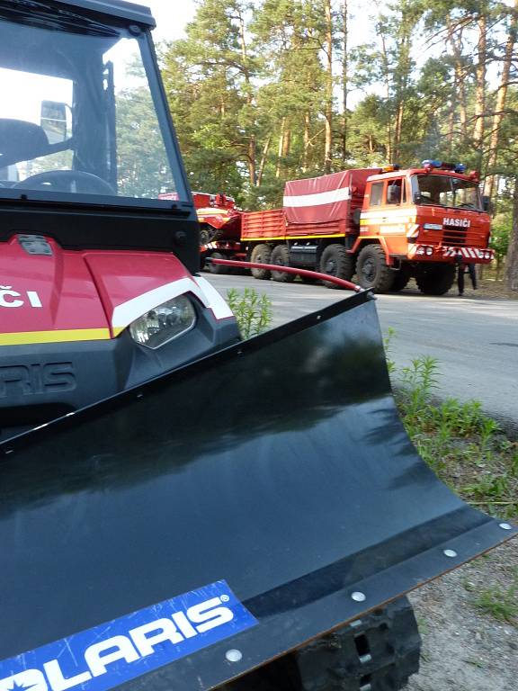 Hasičské jednotky z Trnavského kraje přivezly na požár u Bzence speciální techniku.