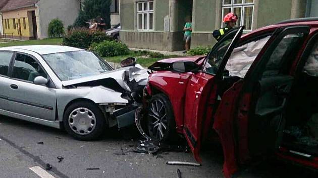 Celkem pět zraněných si vyžádala nedělní nehoda v Louce na Hodonínsku. Stala se krátce před půl dopoledne dvanáctou na silnici 71.