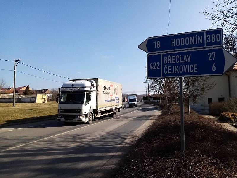 Silnice mezi dvěma obcemi hodonínského okresu Čejč a Čejkovice řidiči přejíždějí v krátkém úseku přes území břeclavského okresu.