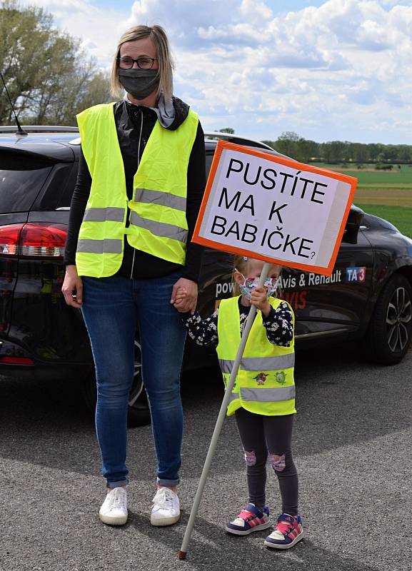 Na dvě stě padesát Čechů a Slováků se sešlo na hranici Sudoměřice - Skalica. Protestovali za znovuotevření hranic a podepisovali také petici.