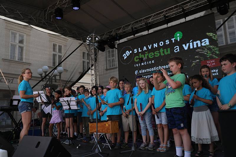 Slavnosti chřestu jsou v Ivančicích již roky vyhlášenou kulinářsko - společenskou akcí, na kterou se sjíždějí tisíce návštěvníků z okolí.