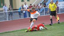 Fotbalisté Kyjova (v bílých dresech) porazili v předehrávce druhého kola první A třídy Mikulov 5:0. Mezi střelce se ve čtrtečním utkání zapsalo hned pět různých střelců.