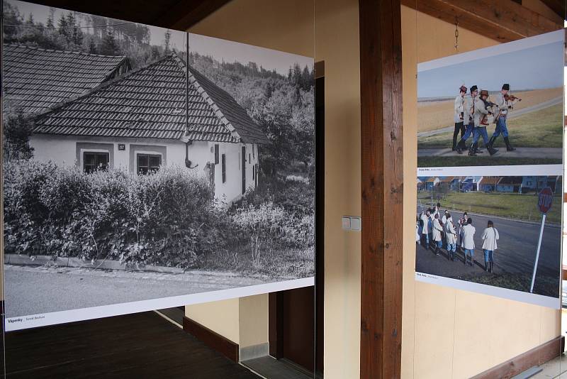Výstava fotografií Folklor 2016 na Panském dvoře ve Veselí nad Moravou.