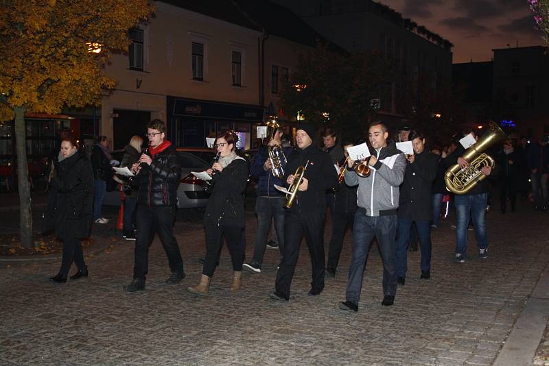 Od kyjovské radnice až na náměstí Hrdinů vyrazil lampionový průvod. Obyvatelé Kyjova uctili výročí vzniku Československa.