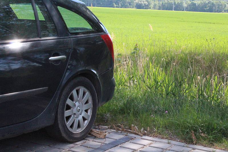 Řidič si v pátek zajistil vůz značky Renault na téměř novém parkovišti v Okružní silnou větví.