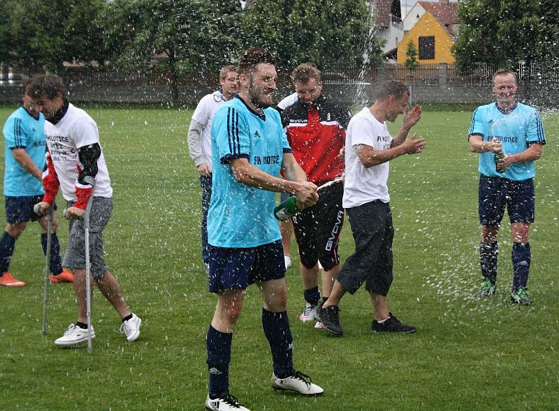 Fotbalisté Milotic ( v modrých dresech) po divoké domácí remíze 5:5 se Strážnicí potvrdili postup do vyšší krajské soutěže.