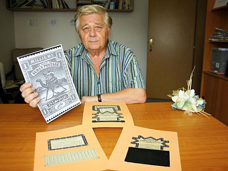 Sběratel známek i kontrolních zoubkovměrů Josef Šolc z Hodonína s reprodukcí své nejoblíbenější známky s velbloudem a několika zoubkoměry ze své sbírky.