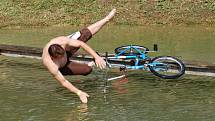 Většina účastníků hlavní soutěže Kostelecké lávky 2012 padala do vody už po pár metrech.
