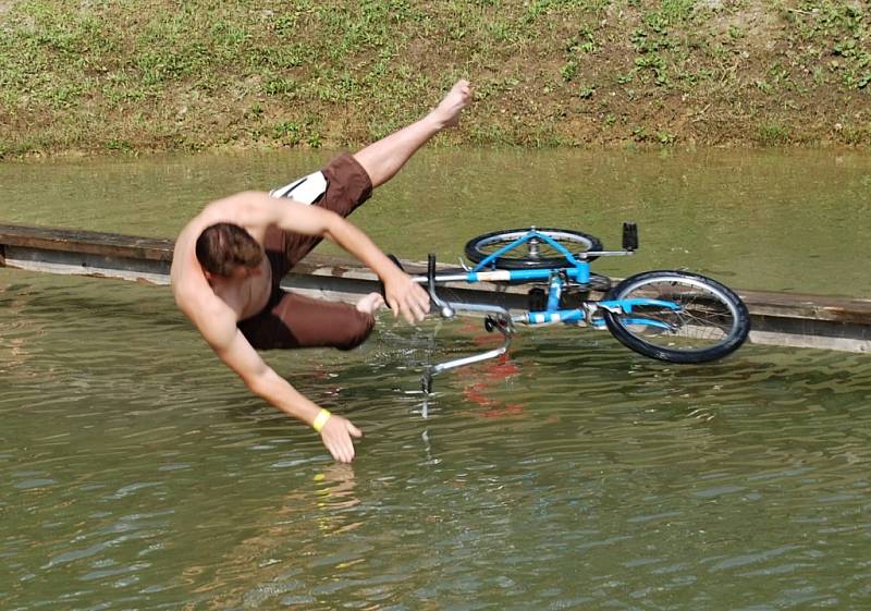Většina účastníků hlavní soutěže Kostelecké lávky 2012 padala do vody už po pár metrech.