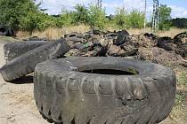 Odstraňování pneumatikové černé skládky v Rohatci. 