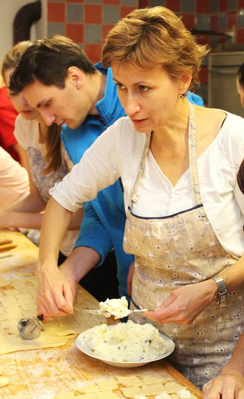 Fotogalerie: V Kněždubu napekli na hody 1300 koláčů - Hodonínský deník