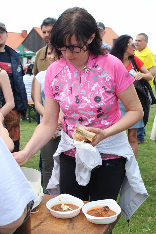 Už posedmé se v sobotu sešly pod lopatkami větrného mlýna v Bukovanech kuchařské týmy nejenom z mikroregionu Babí lom. Utkaly se v gastronomickém klání o nejlepší guláš.