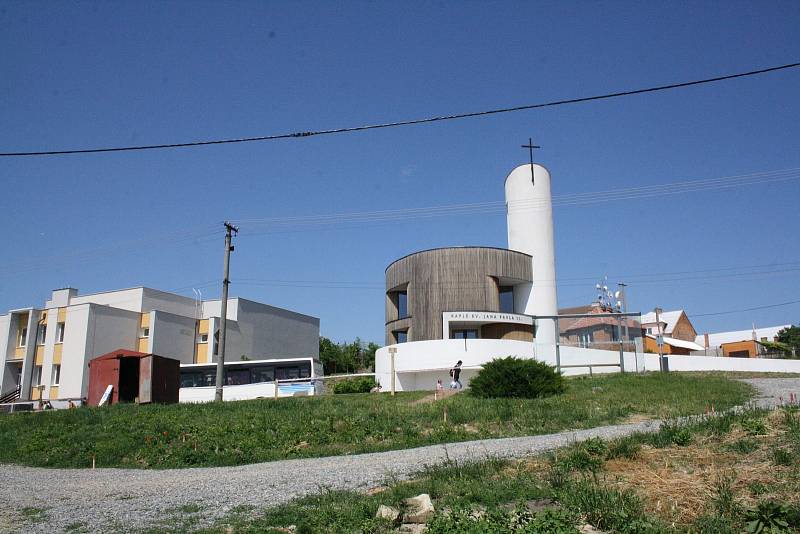 Současný vzhled prostrantví před kaplí v Bukovanech. Práce začaly v pondělí.