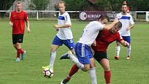 Fotbalisté Velké nad Veličkou (v červených dresech) porazili v derby Blatnici 1:0. Sobotní zápas v 77. minutě rozhodl domácí stoper Ondřej Spazier.