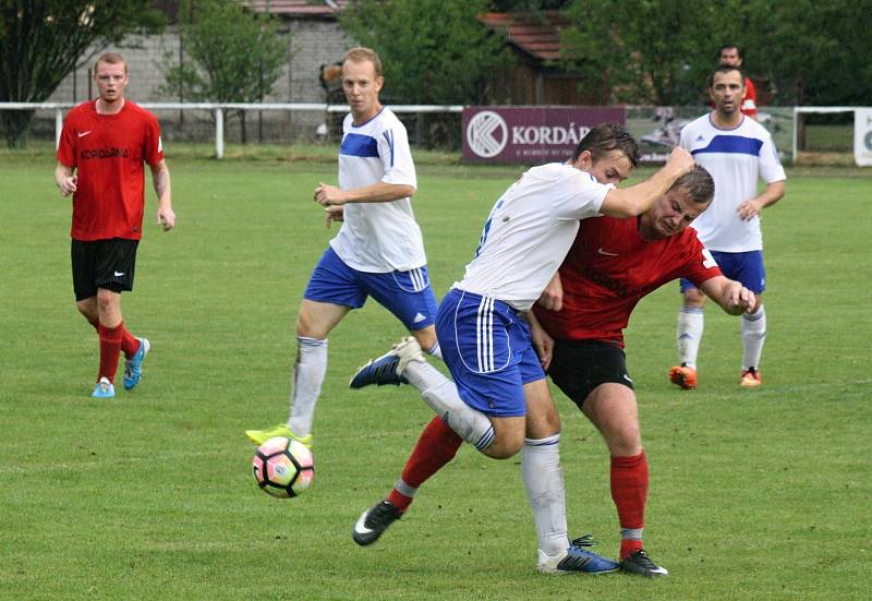 Fotbalisté Velké nad Veličkou (v červených dresech) porazili v derby Blatnici 1:0. Sobotní zápas v 77. minutě rozhodl domácí stoper Ondřej Spazier.