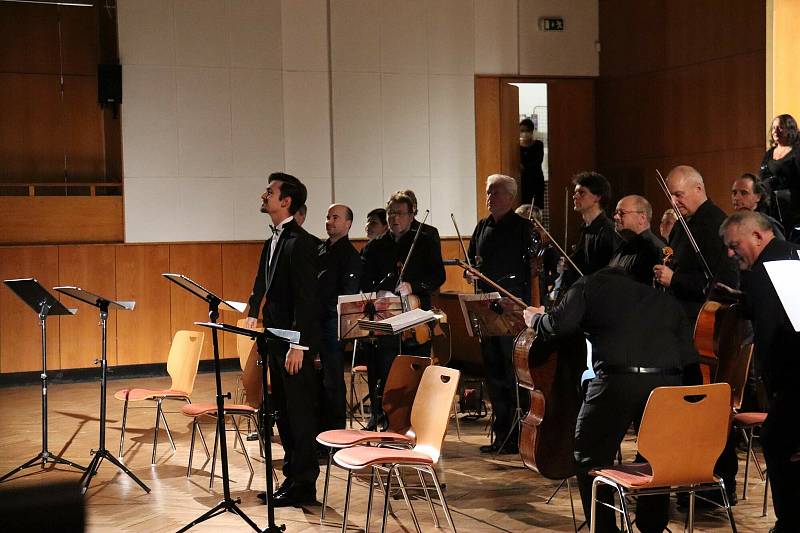 Český filharmonický sbor Brno a Orchestr Czech Virtuosi ve Strážnici.