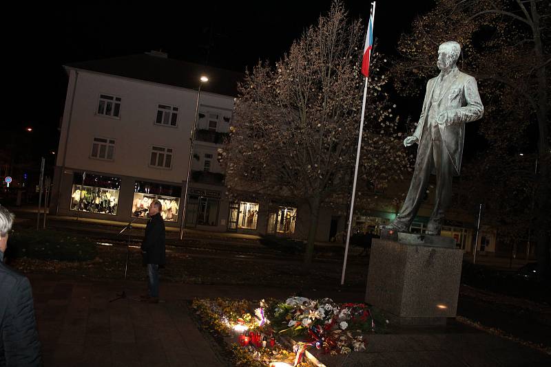 Setkání občanů po třiceti letech pod sochou prezidenta Tomáše Garrigue Masaryka v Hodoníně.