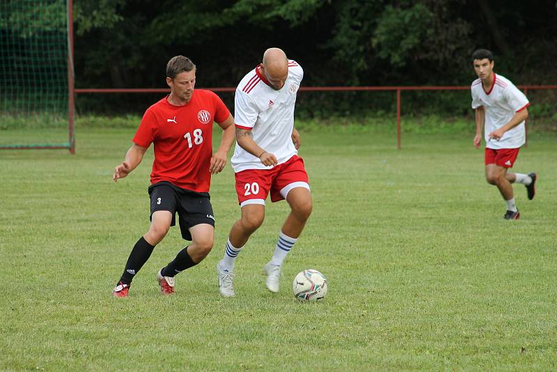 Fotbalisté Radějova (v červených dresech) oslavili výročí fotbalu zápasem proti výběru Tomáše Hořavy a Davida Helíska