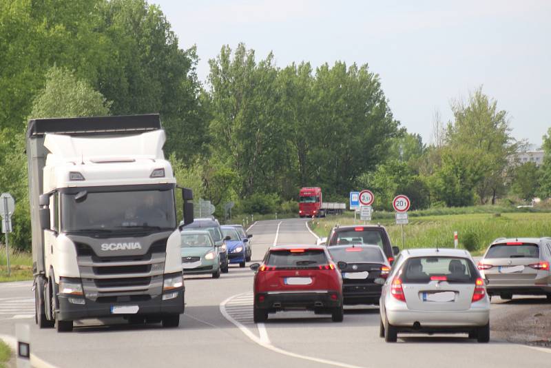 Situace na pánovské křižovatce v pondělí ráno při pohledu ze směru do Ratíškovic do Hodonína.