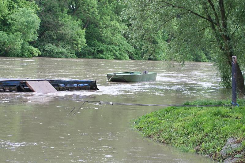 Velká voda na řece Moravě u Rohatce v pondělí 17. května