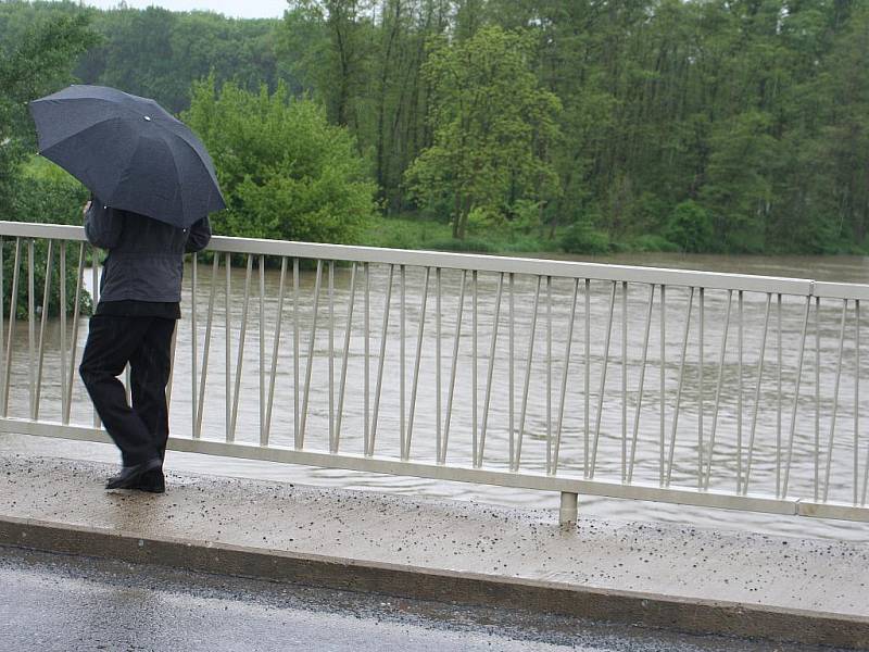 Velká voda na řece Moravě u Rohatce v pondělí 17. května