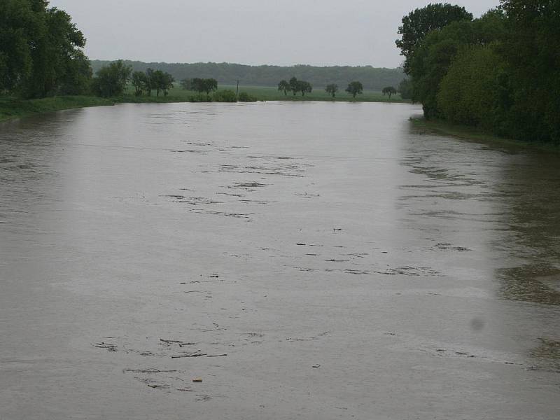 Velká voda na řece Moravě u Rohatce v pondělí 17. května