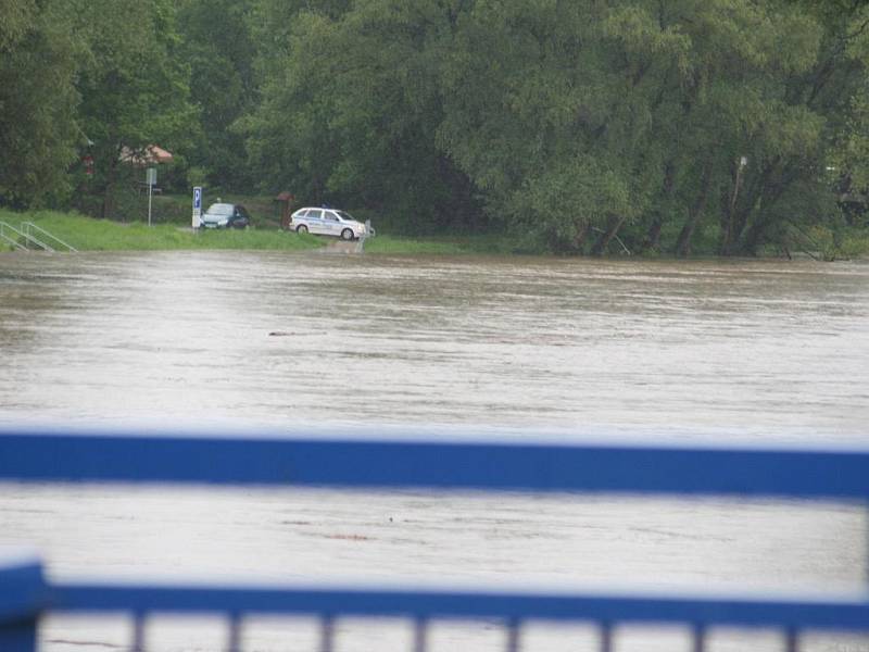 Velká voda na řece Moravě u Strážnice v pondělí 17. května