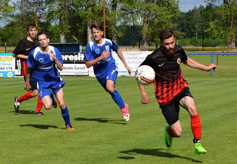 Fotbalisté Vracova (v modrých dresech) se s okresním přeborem rozloučili porážkou s Dolními Bojanovicemi 2:8.