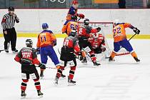 V prvních čtyřech zápasech druholigové soutěže prohráli hodonínští hokejisté (v oranžových dresech) pouze na ledě favorizovaného Znojma.