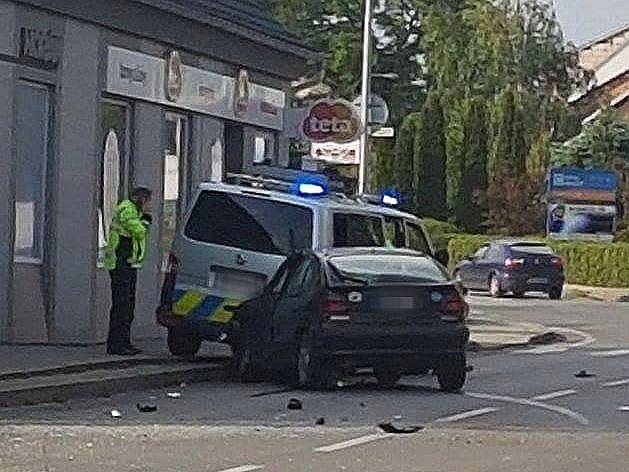 Dopravní nehoda v Dubňanech, kde se srazila policejní hlídka s řidičkou renaultu. 