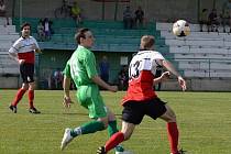 Fotbalisté Mikulčic (v zelených dresech) porazili ve 23. kole okresního přeboru Dolní Bojanovice 1:0. Jediný gól dal střídající Patrik Jánoš. 