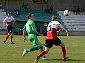 Fotbalisté Mikulčic (v zelených dresech) porazili ve 23. kole okresního přeboru Dolní Bojanovice 1:0. Jediný gól dal střídající Patrik Jánoš. 