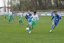 Bzenečtí fotbalisté (v bílozeleném) podlehli 0:4 Přerovu.