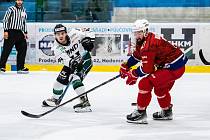 Hokejisté Hodonína (bílé dresy) ve 13. kole východní skupiny druhé ligy podlehli Havlíčkovu Brodu 2:7.