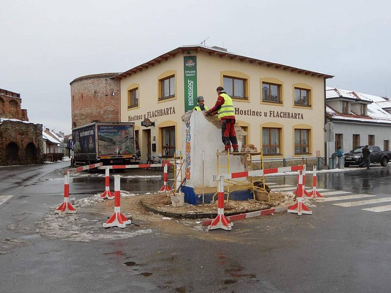 Rozebírání kapličky Všech svatých ve Strážnici.