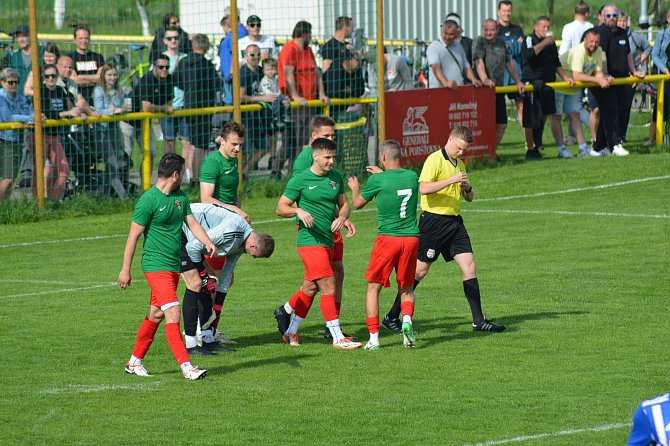 Kanonýr Hroznové Lhoty Ondřej Březina (druhý zprava) dal v Kozojídkách dva góly.