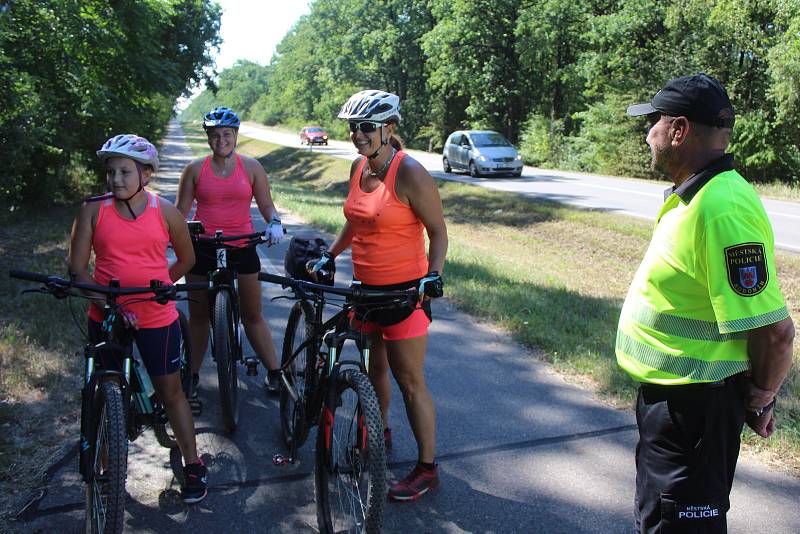 Kontrola cyklistů a vybavení jejich kol strážníky na cyklostezce mezi Dubňany a Hodonínem