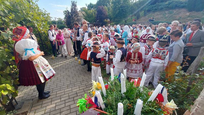 Krojovaná chasa na Svatováclavských hodech v Kostelci.