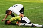 Derby fotbalistů Dolních Bojanovic (v bílém) se Starým Poddvorovem skončilo remízou 1:1. Mladý ratíškovický rozhodčí Adam Kordula navíc v závěru vyloučil dva hráče.