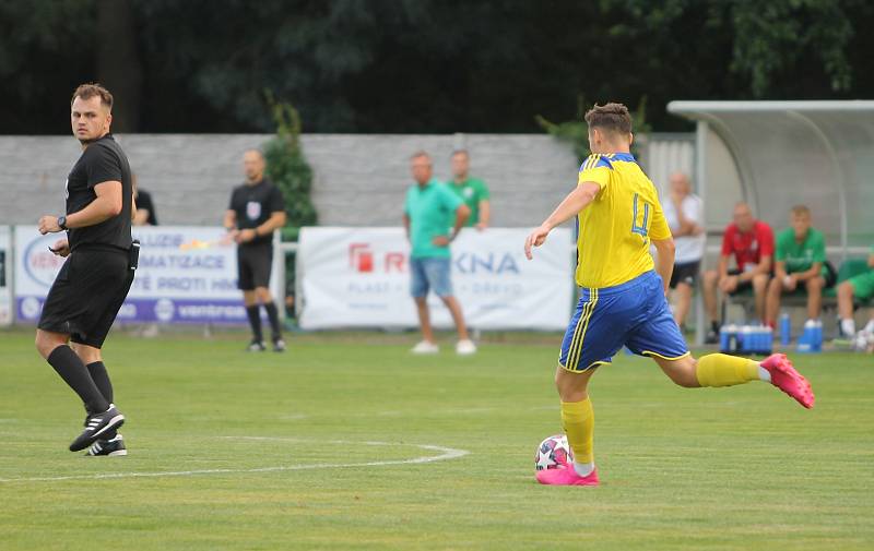 Fotbalisté Bzence (v zelených dresech) podlehli Baťovu 1:2.