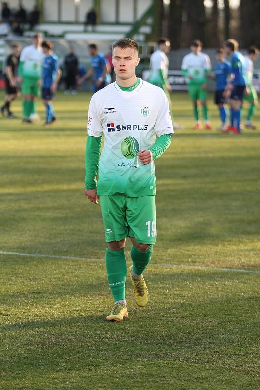 Fotbalisté Bzence (v bílozeleném) porazili Všechovice 5:2.