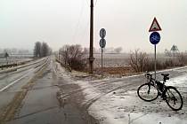 Cyklista Ondřej Krist vyfotografoval stopy po automobilu na nové cyklostezce Mutěnka.