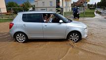 Lokální bouře doprovázená kroupami zasáhla Strážnici na Hodonínsku. Voda zatopila některé ulice i sklepy domů.