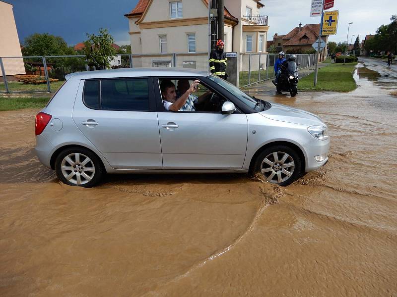 Lokální bouře doprovázená kroupami zasáhla Strážnici na Hodonínsku. Voda zatopila některé ulice i sklepy domů.