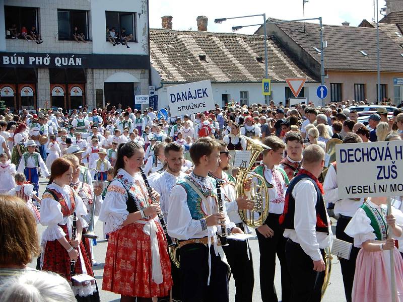 Ze slavnostního průvodu Mezinárodního folklorního festivalu ve Strážnici.