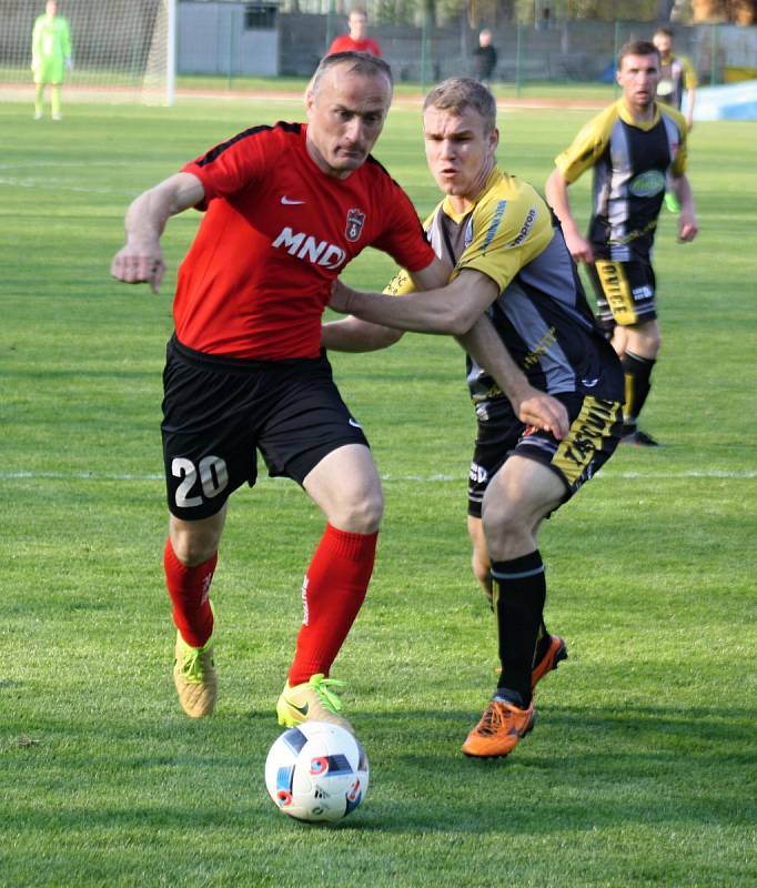 Fotbalisté Hodonína (v červených dresech) v páteční předehrávce 21. kola divize D pouze remizovali s Tasovicemi 1:1. Hostům na stadionu U Červených domků vyšlo střídání.