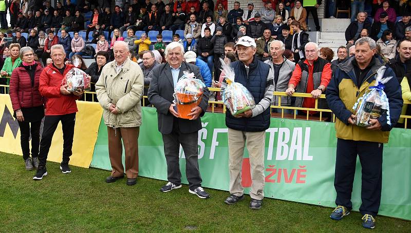 Fotbalisté Hroznové Lhoty (bíločervené dresy) v televizním duelu přehráli Vnorovy 5:1. Zápas na Zelničkách sledovalo 1500 diváků. Foto: Jaroslav Kicl